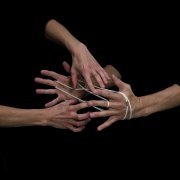 Hände beim Fadenspiel, Einzelbild aus Video © Christoph Oeschger