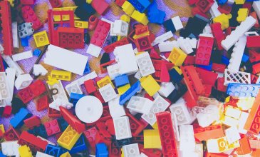 Winterliche LEGO®-Welten entstehen aus den beliebten, bunten Bausteinen