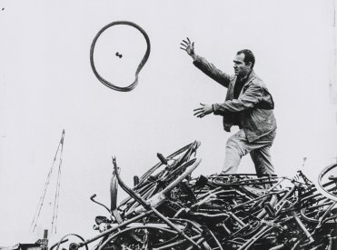Jean Tinguely bei der Materialsuche, Paris, 1960 Fotograf unbekannt