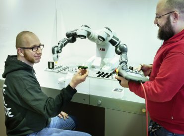 TECHNOSEUM - Autobau mit Roboter Yumi