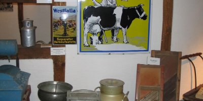Emailleschild und Objekte zur Milchwirtschaft