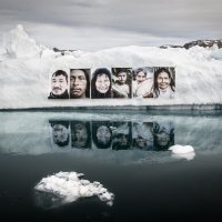 Fotos von indigenen Menschen hängen an einem Gletscher in Grönland