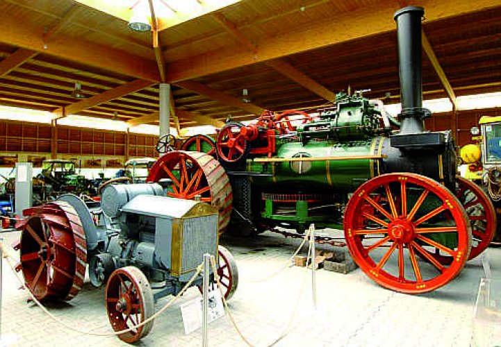 Blick in die Traktorensammlung des Deutsches Landwirtschaftsmuseums