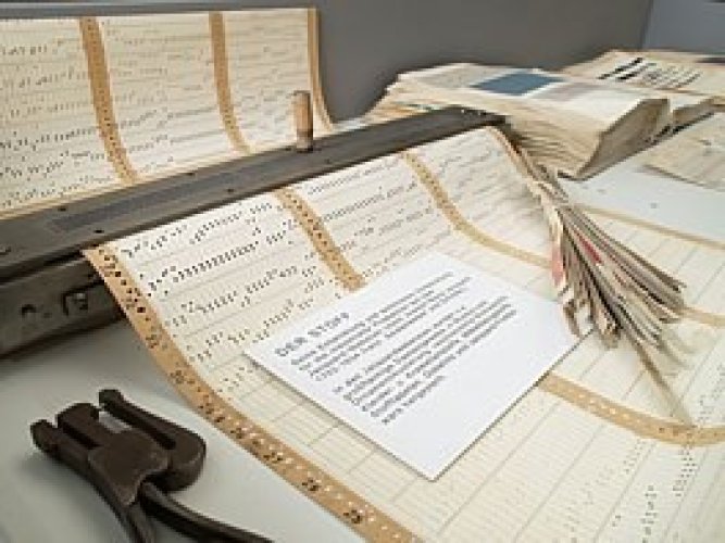 Kartenschläger zur Übertragung von Musterinformationen auf Lochkarten, Museum Weiler Textilgeschichte