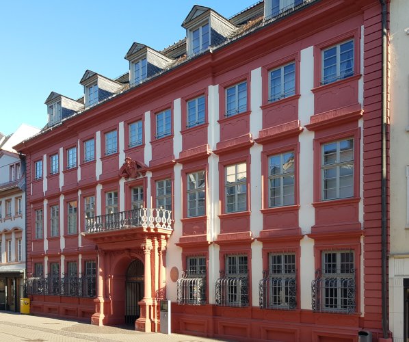 An der prominenten Heidelberger Hauptstraße empfängt das Palais Morass die Museumsgäste.