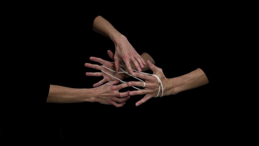 Mains en juant au jeu de ficelle, vidéo © Christoph Oeschger
