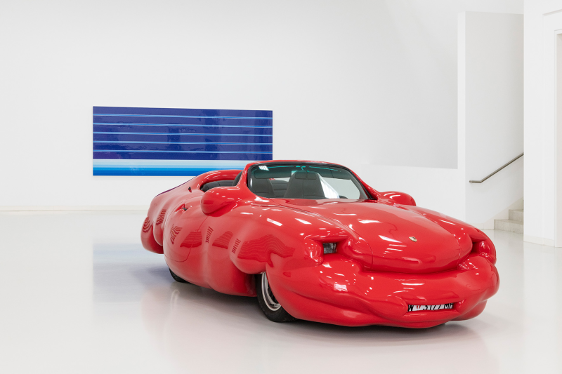 Erwin Wurm, Fat Car (Convertible), 2005, Polyester, Styropor, Auto (Porsche), 130 x 234 x 469 cm, © VG Bild-Kunst, Bonn 2023, Im Hintergrund: Ugo Rondinone