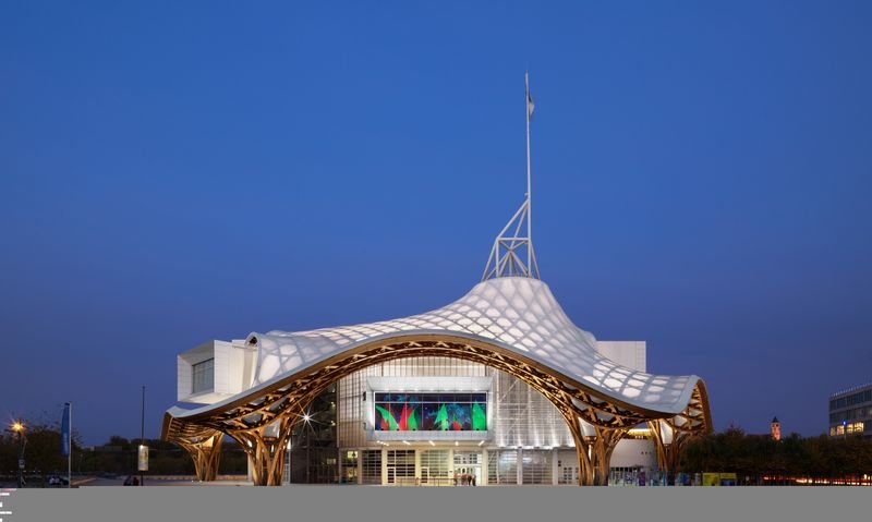 Centre Pompidou-Metz © Shigeru Ban Architects Europe et Jean de Gastines Architectes, avec Philip Gumuchdjian pour la conception du projet lauréat du concours / Metz Métropole / Centre Pompidou-Metz. Dans la baie vitrée : Harold Ancart, Untitled (the great night), 2018 © Harold Ancart. Courtesy C L E A R I N G, New York / Brussels, the artist and David Zwirner London / Photo by Dan Bradica