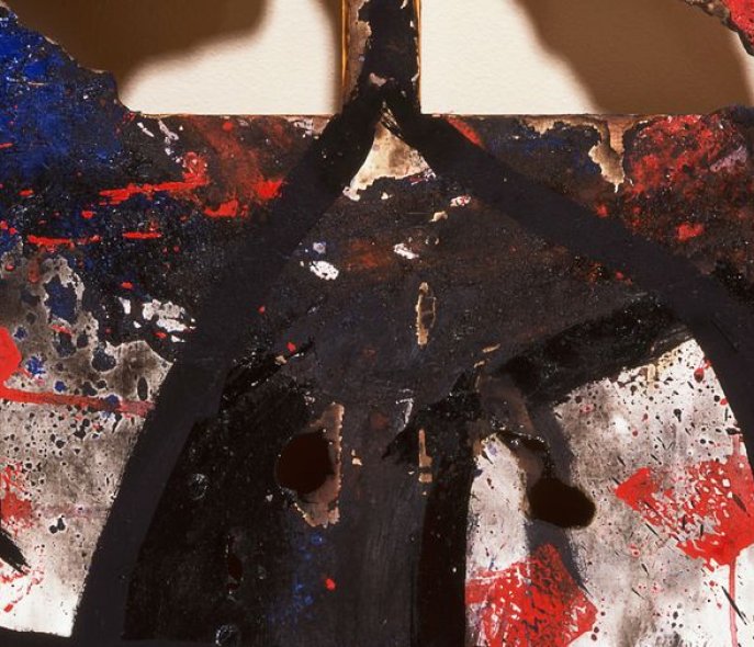 Joan Miró Verbrannte Leinwand 2, 1973 Acryl auf geschnittener und verbrannter Leinwand 130 x 195 cm Fundació Joan Miró, Barcelona, Leihga-be aus Privatsammlung Foto: Joan Ramon Bonet, Successió Mi-ró Archive © Successió Miró / 2022, ProLitteris, Zurich