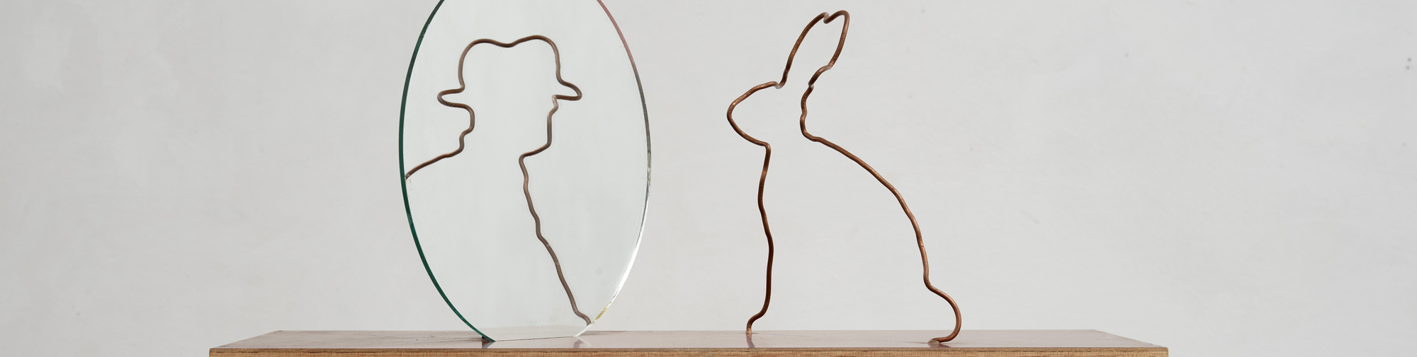 Markus Raetz Miroir de lièvre, 1988 Fil de cuivre, miroir rond, contreplaqué, enduit Succession Markus Raetz Photo : SIK-ISEA, Zurich (Alexander Jaquemet) © 2023, ProLitteris, Zurich