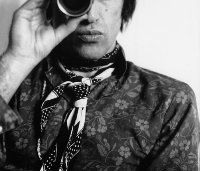 Photo of Mario Schifano looking through a kind of binoculars