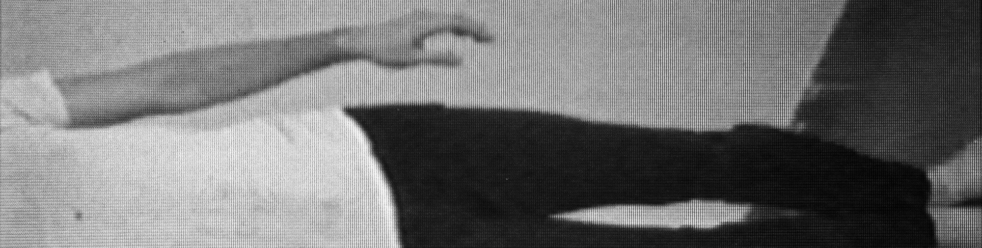 Description : Bruce Nauman, *Bouncing in the Corner 1 and 2 (Upside Down)*, 1968 - 1969    Vidéo, noir et blanc, son, 20’    Paris, Centre Pompidou, Musée national d’art moderne Copyright : © Adagp, Paris 2022 - Photo : © Service de la documentation photographique du MNAM - Centre Pompidou, MNAM-CCI / Dist. RMN-GP