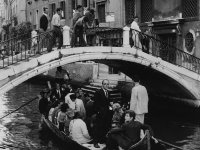 L‘enterrement de la Chose de Tinguely, Happening von Jean-Jacques Lebel, Venedig, 14. Juli 1960 © Cameraphoto, Venezia / Archives Lebel