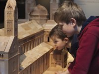 Enfants devant la maquette de la cathédrale. Photo: Musée historique du Palatinat/Peter Haag-Kirchner