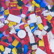 Winterliche LEGO®-Welten entstehen aus den beliebten, bunten Bausteinen
