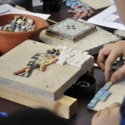 Muster aus farbigen Steinen - Das eigene Mosaik basteln Muster aus farbigen Steinen - Das eigene Mosaik basteln