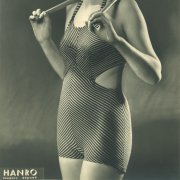 Aus dem Archiv der ehemaligen Textilfabrik Hanro in Liestal. Modefotografie, Bademode, Mitte 1930er-Jahre. Fotoatelier d’Ora-Benda, Wien für Hanro. Hanro-Sammlung, Archäologie und Museum Baselland Aus dem Archiv der ehemaligen Textilfabrik Hanro in Liestal. Modefotografie, Bademode, Mitte 1930er-Jahre. Fotoatelier d’Ora-Benda, Wien für Hanro. Hanro-Sammlung, Archäologie und Museum Baselland