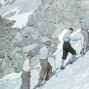 Fünf Männer auf Instruktion bei der Tierberglihütte im Sustengebiet, 18.7.1943. Theodor Strübin, Sammlung Historische Fotografie, Archäologie und Museum Baselland Fünf Männer auf Instruktion bei der Tierberglihütte im Sustengebiet, 18.7.1943. Theodor Strübin, Sammlung Historische Fotografie, Archäologie und Museum Baselland