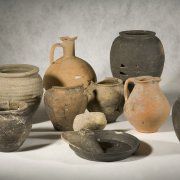 Lot de vaisselle en céramique provenant du camp militaire du Ier siècle ap. J.-C.