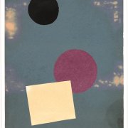 Geometrische Komposition bestehend aus einer Collage. Ein grauer Hintergrund mit einem schwarzen und einem violetten Kreis, im Vordergrund ein schräges Quadrat.