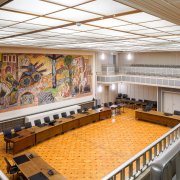 Ansicht auf das Wandbild Krieg und Frieden von Otto Dix von der Empore im Ratssaal des Singener Rathauses