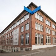 Gebäude mit blauem Kunstwerk installiert an der Ecke