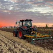Traktor Traktor pflügt Feld