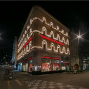 ©Spielzeug Welten Museum Basel Fassade mit Weihnachtsbeleuchtung