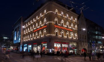 Fassade mit Weihnachtsbeleuchtung