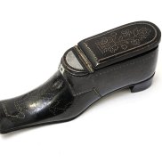 Tabatière en forme de chaussure, 1850, Musée historique de Bâle, © Photo: Philipp Emmel, Historisches Museum Basel