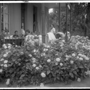 Terrace in front of a women's pavilion in the «Friedmatt», around 1930, photo archive UPK