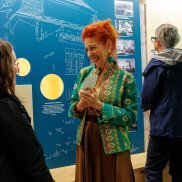 Leute reden in der Ausstellung
