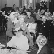 Schwarzweissfoto Menschen im Speisesaal