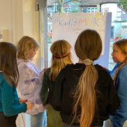 Die Radiobande Kinder vor einem Plipchart