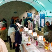 Besuchende in der Ausstellung "Schabbes, Schnitzel, Mehrbettzimmer". Foto: Gaspard Weissheimer