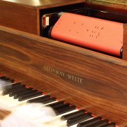 Ein Flügel mit Notenrolle der Firma Steinway - Welte. Eine Generation von bedeutenden Künstlern spielte Musik mittels spezieller Aufnahmeverfahren für selbstspielende Klaviere ein.