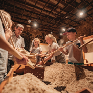 Les enfants tirent le sel comme les anciens sauniers