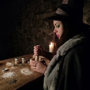 La sorcière prépare le sel du diable