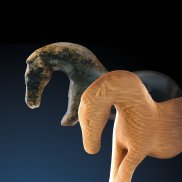 Urformen - Eiszeitkunst Europas (Pferd, Hildegard Jensen, Uni Tübingen); modernes Pferd (Foto: Thomas Gelfort, Dieburg)