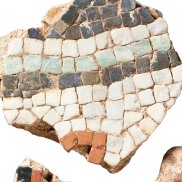 Bruchstück eines römisches Mosaiks, dass am Freiburger Schloßberg gefunden wurde. © Archäologisches Museum Colombischlössle – Städtische Museen Freiburg, Fragmente eines römischen Mosaiks vom Schloßberg in Freiburg, Foto: Axel Killian