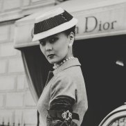 Renée in Kostüm von Christian Dior, Paris 1951; Münchner Stadtmuseum, Sammlung Fotografie