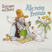 Illustration von „Pettersson und Findus“: Pettersson sitzt am Tisch, schreibt in ein Buch, während Kater Findus, Hühner und weitere kleine Figuren um ihn herum sind.