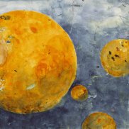 Man sieht mehrere orangene Kreise auf einem blauen Hintergrund. Das Bild ist in Aquarellfarben gemalt und erinnert an das Weltall, Wasser oder Orangen.
