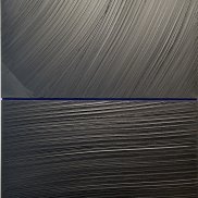 Abstraktes Gemälde von Pierre Soulages aus dem Jahr 1990, geprägt von breiten, strukturierten schwarzen Pinselstrichen auf einer länglichen Leinwand, die das Licht in verschiedenen Nuancen reflektieren.        ChatGPT fragen