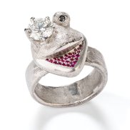 »Kermit« ring, Gabi Dziuba, 2011, photo Winfried Reinhardt »Kermit« ring, Gabi Dziuba, 2011, photo Winfried Reinhardt