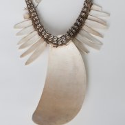 Brustbehang, Neuguinea Sammlung Eva und Peter Herion, Foto Petra Jaschke Necklace, New Guinea, Eva and Peter Herion Collection, photo Petra Jaschke
