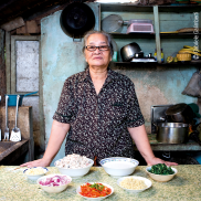 Eine Frau von den Philippinen kocht Kinunot (Hai in Kokosmilch)