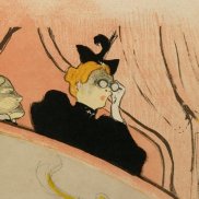 Das Bild zeigt eine Grafik des Künstlers Henri de Toulouse-Lautrec. Eine Frau im schawrzen Klein, mit blonden Haaren und einem schwarzen Kopfschmuck blinkt durch ein Fernglas. Man sieht die Frau aus der Froschperspektive. Der Betrachter blickt von unten nach oben. Die Frau befindet sich auf einem Opernbalkon. Hinter ihr werden mit schwarzen Linien dicke Vorhänge angedeutet.