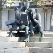 Abbildung: Ernemann F. Sander, Das Fabelwesen zeigt Simplicius das Simplicissimus-Buch, 1992, Foto © Rainer Wehrle