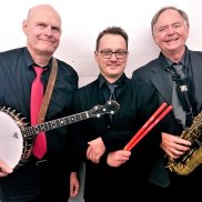 Das Trio Dr. Wim´s Jazz Affair posiert mit seinen Instrumenten. 